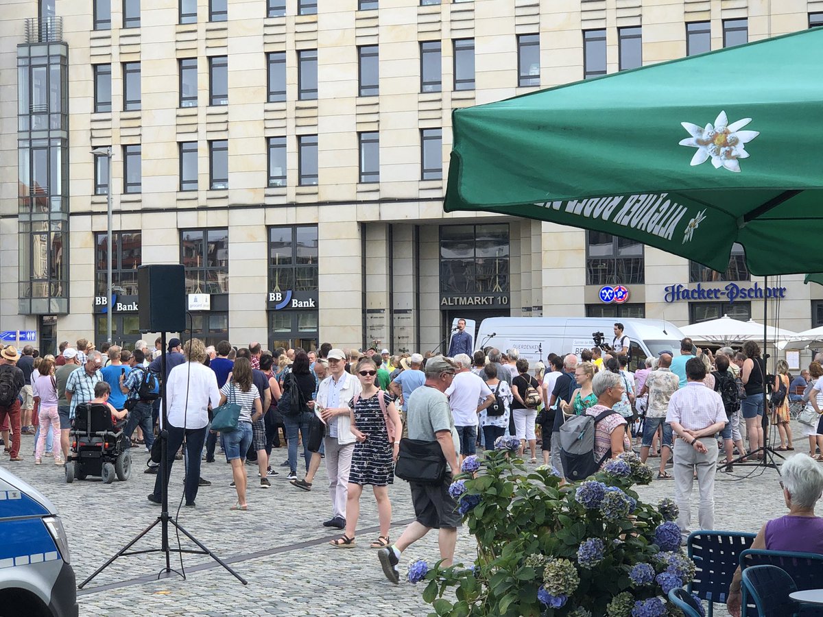 Wir_sind_Viele's tweet image. Heute mal in Dresden. Ca. 200 Leute, mehr ziehen auch #Schiffmann #Greulich Björn Banane nicht. Jetzt würden ersten die „Büttel“ der Sachs. Polizei über die sächs. Verfassung aufgeklärt 🤡
