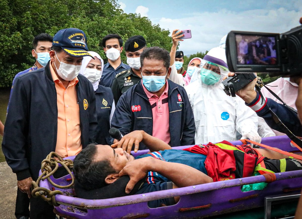 Infantry5002's tweet photo. เมื่อ 13 ก.ค.64,1100-1900
พ.อ.ศุภชัย สงสังข์ ผบ.ร.5 พัน.2  นำกำลังพลและจิตอาสาพระราชทานของหน่วย ร่วมกับหน่วยงานที่เกี่ยวข้อง เข้าช่วยเหลือผู้ได้รับบาดเจ็บจากเหตุพลัดตกเขาสันกาลาคีรี บริเวณชายแดนไทย-มาเลเซีย ระหว่างออกไปหาของป่า โดยนำส่งตัวไปรักษาต่อยังโรงพยาบาลสตูล
#กองทัพภาคที่4 https://t.co/vocsJtZ6nQ