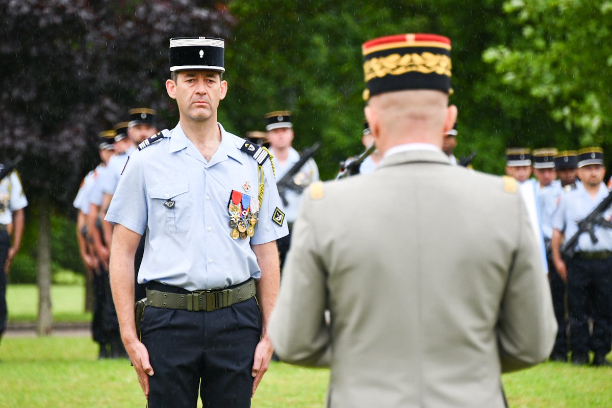CENTACOfficiel's tweet image. [#PassCom] Cérémonie au @CENTACOfficiel 📯: le lieutenant-colonel Pierre-Antoine Simon prend la tête du bataillon. Après 2️⃣ années à #Mailly, le colonel Loïc de Kermabon rejoint l’EM du @COM_E2CIA. Bon vent ! #Félicitations (📸 CENTAC) @armeeszne @armeedeterre