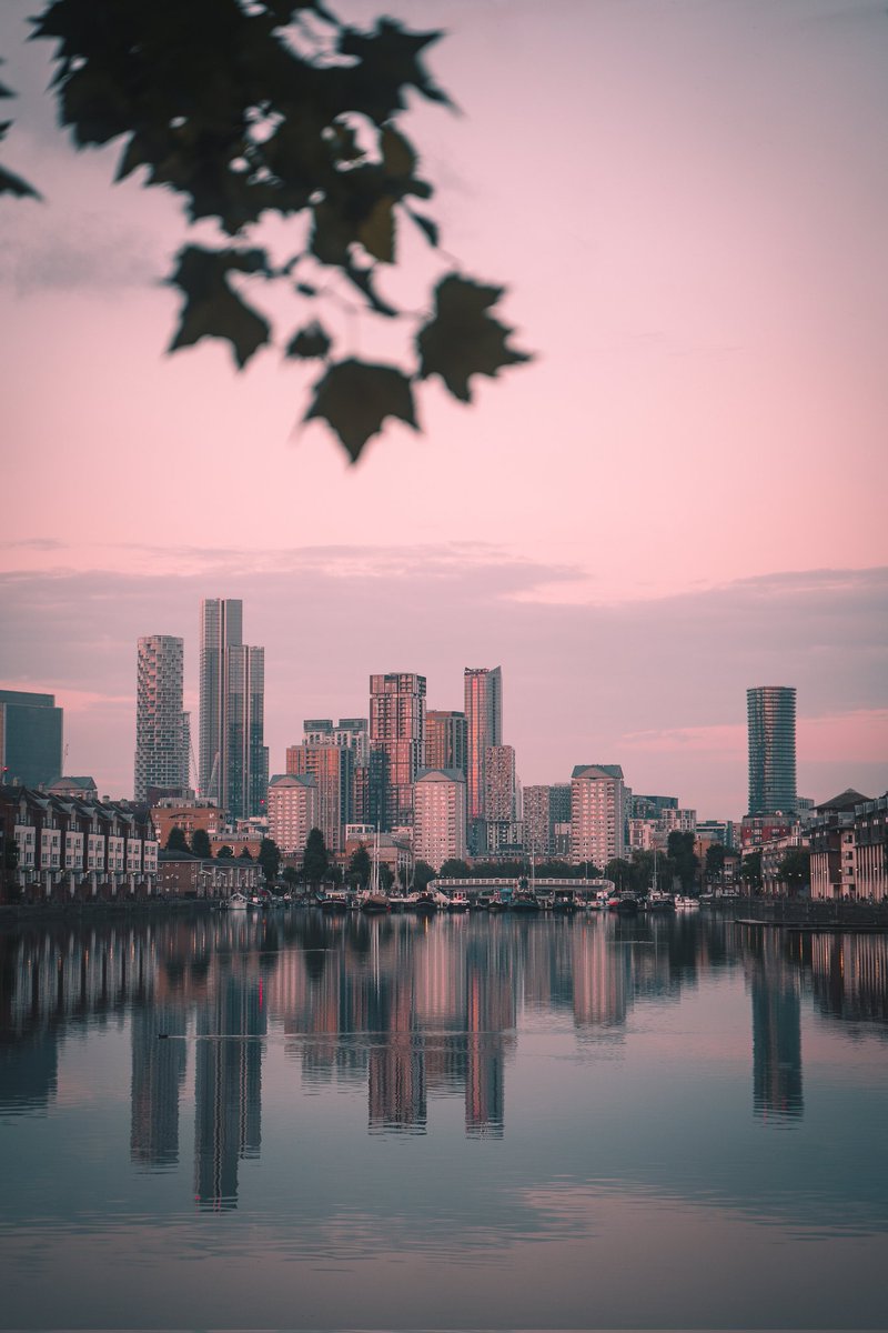 Sunset view near my area
#London #sunset #photooftheday #londonphoto #photography #reflection