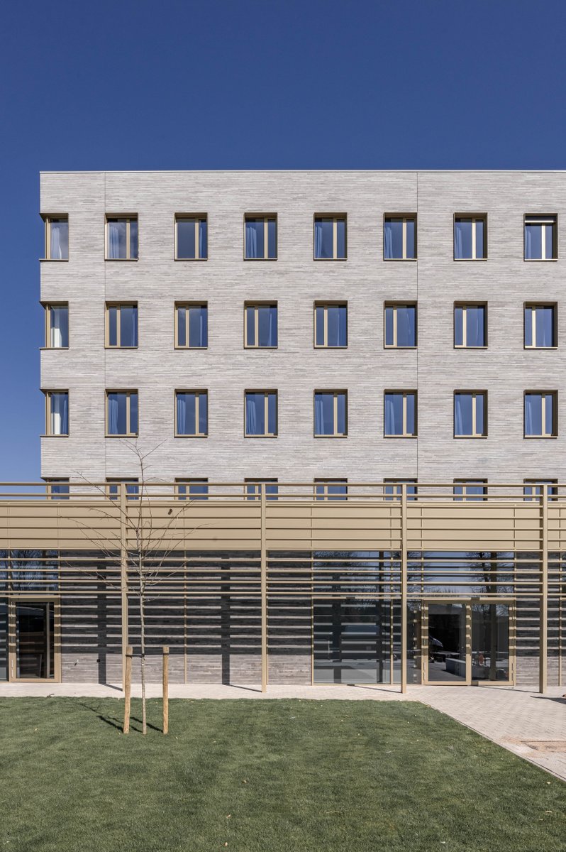 In een duurzame nieuwbouw met moderne technieken is zonwering niet meer weg te denken. Benieuwd hoe DUCO het visueel en thermisch comfort in het Sint-Lodewijkscollege in Brugge naar een hoger niveau tilde? Ontdek hier de DucoSun Cubic 🔽  bit.ly/36xdPP2