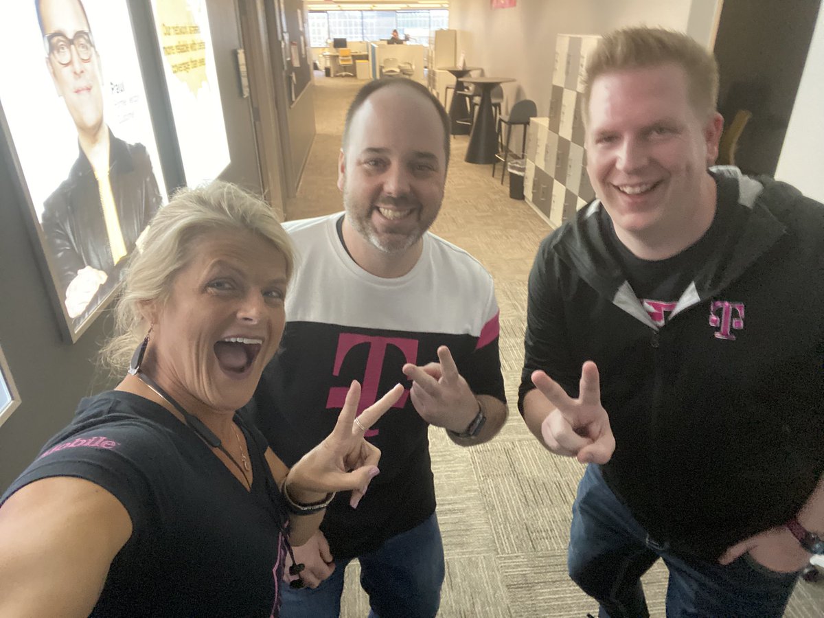 jenniferlpguru's tweet photo. Love ๐ love ๐ seeing my peeps!!! Hugs ๐ค for ALL!! @Arhalster @JohnLoughren #boldnorth #midwestthing #bighugs https://t.co/5crkIR1E5S