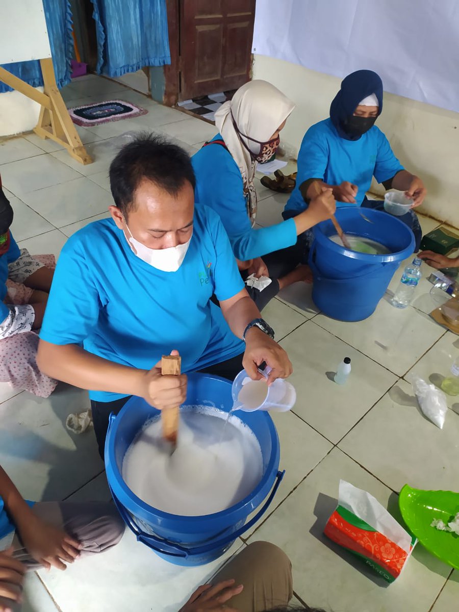 plntanjungjatib's tweet photo. Pelatihan pembuatan sabun dan detergen kelompok Sahabat Difabel Jepara #CSRPLNTJB https://t.co/O5vEhAca9e