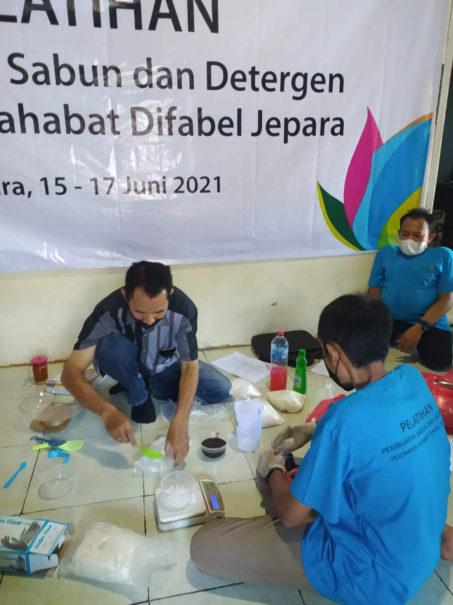 plntanjungjatib's tweet photo. Pelatihan pembuatan sabun dan detergen kelompok Sahabat Difabel Jepara #CSRPLNTJB https://t.co/O5vEhAca9e