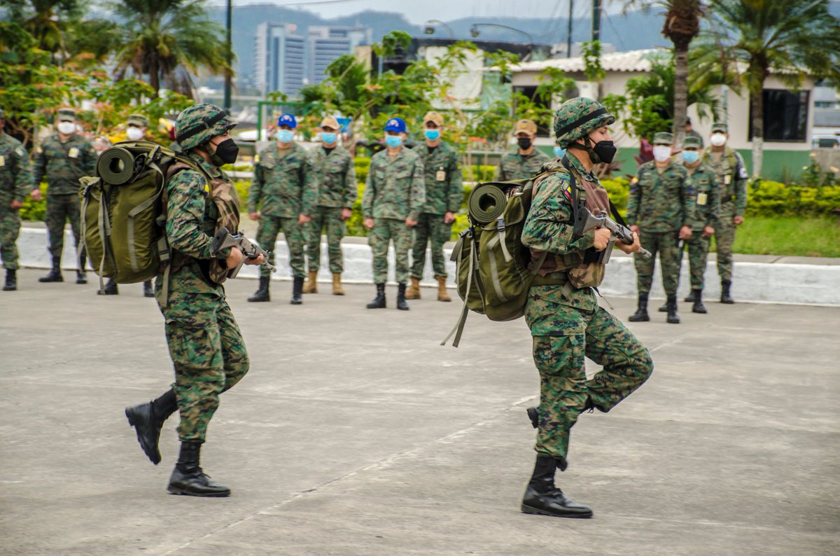FuerzaAereaEc's tweet photo. #Guayaquil | En la Escuela de Infantería Aérea se realizó la entrega del banderín del curso de Seguridad y Defensa Terrestre, cuya designación recayó en el cadete Ricardo Jaramillo, este curso permite capacitar al personal para cumplir operaciones militares de control y seguridad https://t.co/XBMaR1p0RY