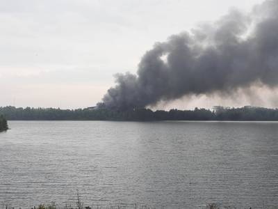 Grote brand bij milieustraat in Huissen: rook kilometers ver te zien zpr.io/zRgrVHjePsut