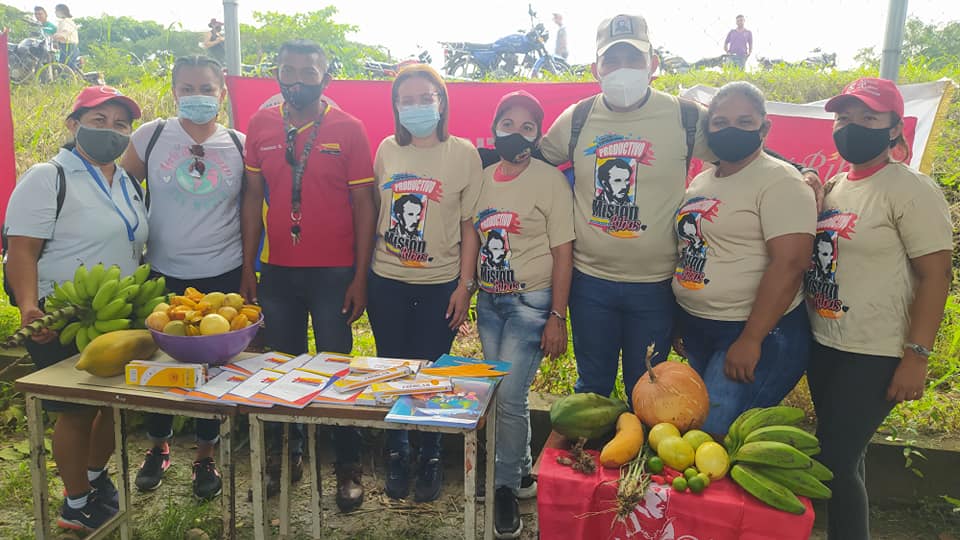 mrobinsonapure's tweet photo. #SAB11 Activos en el despliegue de Plan de Amor en acción a Víctimas del Bloqueo Junto al Sistema de Misiones, sector Mar Azul, BM Manuel Ezequiel Bruzual.
#DiálogoPorLaPaz #MisiónRobinson18Años
@NicolasMaduro
@eduardopiate2 @sociabolivarian
@raulbolivariano
@MPPEDUCACION https://t.co/XNKsZKzVOH