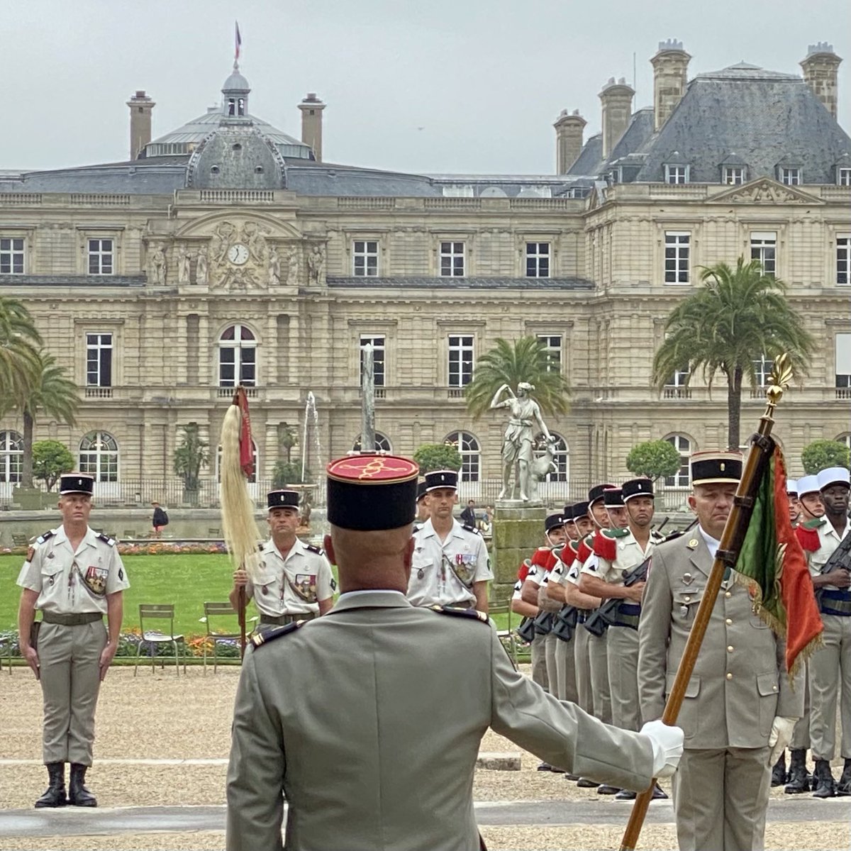 MartadeCidrac's tweet photo. A la veille du #14Juillet prise d’Armes de la #LegionEtrangere au @Senat
Puis remise de décret de nationalité française par @gerard_larcher à deux légionnaires ayant versé leur sang pour la France 🇫🇷
#Fierté #Reconnaissance #Emotion
Avec auditeurs de la 72ème session #PolDef https://t.co/cMa8BGX4F6