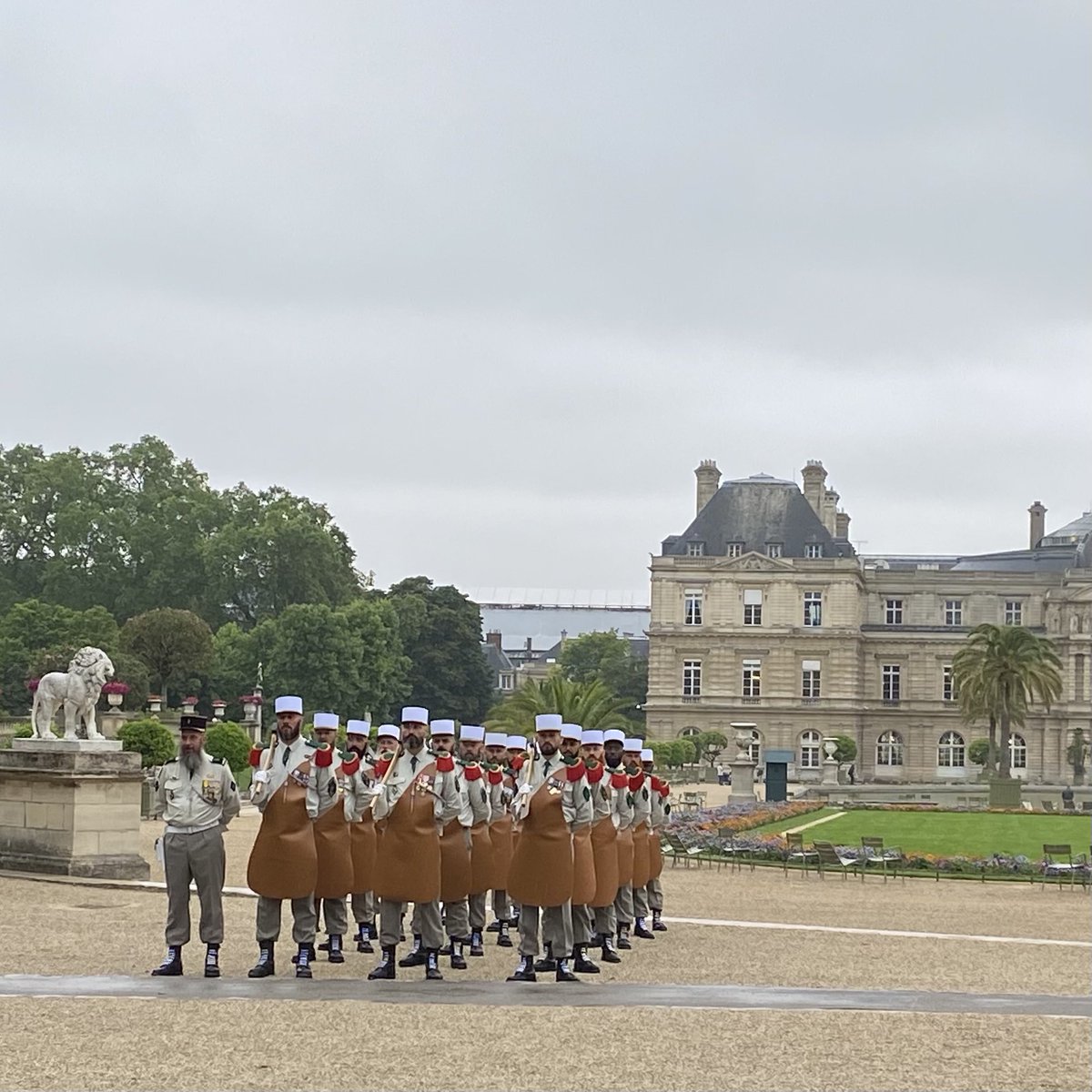 MartadeCidrac's tweet photo. A la veille du #14Juillet prise d’Armes de la #LegionEtrangere au @Senat
Puis remise de décret de nationalité française par @gerard_larcher à deux légionnaires ayant versé leur sang pour la France 🇫🇷
#Fierté #Reconnaissance #Emotion
Avec auditeurs de la 72ème session #PolDef https://t.co/cMa8BGX4F6