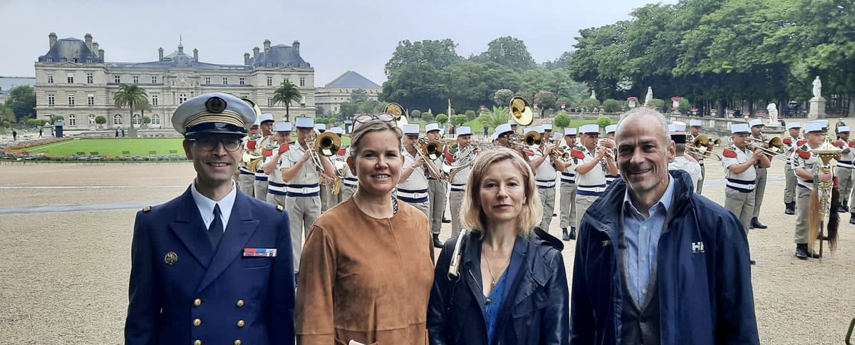MartadeCidrac's tweet photo. A la veille du #14Juillet prise d’Armes de la #LegionEtrangere au @Senat
Puis remise de décret de nationalité française par @gerard_larcher à deux légionnaires ayant versé leur sang pour la France 🇫🇷
#Fierté #Reconnaissance #Emotion
Avec auditeurs de la 72ème session #PolDef https://t.co/cMa8BGX4F6