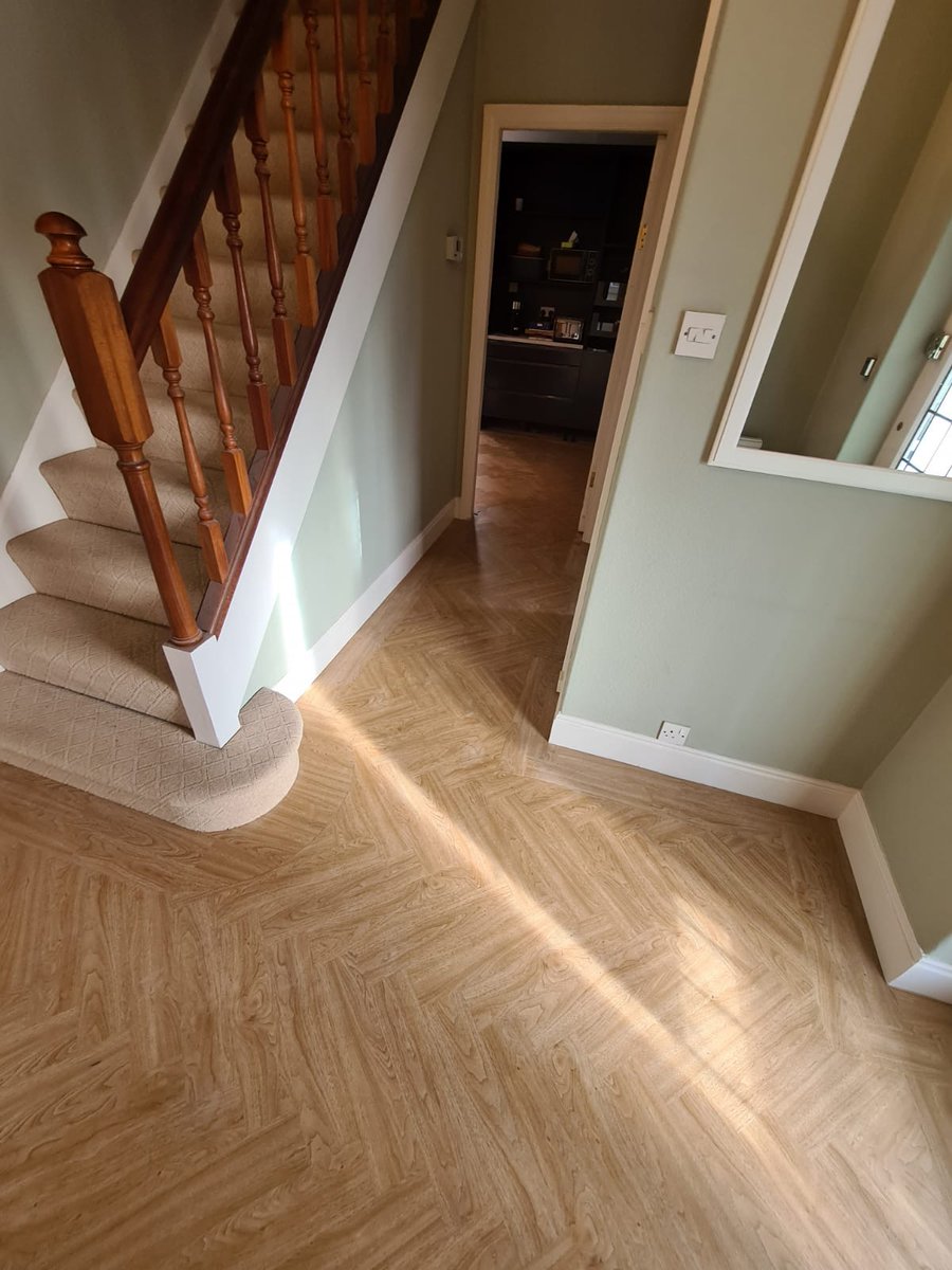 branewflooring's tweet photo. We're here for you and all your #domesticflooring needs. Take a look at this amazing Camaro American Oak flooring. The planks were cut in half to create a stunning smaller sized herringbone pattern to complete the look, a 2 tile border to perimeter.🤩
#flooringexperts https://t.co/sIzORpLd0l