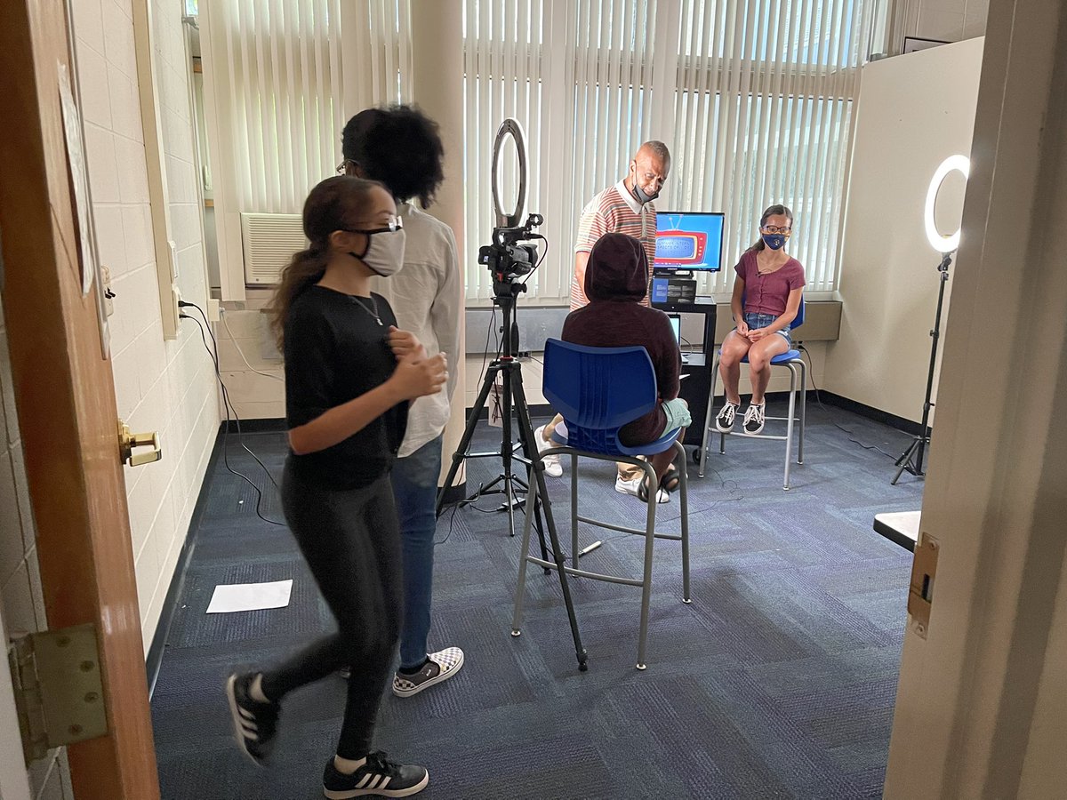 LMooreFMS_FTPS's tweet image. The FMS Art Integration Summer Program is in the production phase of their promo video. Students took turns being Director, Camera Operator, Interviewer, and Talent. Looking forward to the final product! @MrPaspects_FTPS @HurdVPFMS_FTPS @SGS_FTPSchools @KellyVPFMS_FTPS