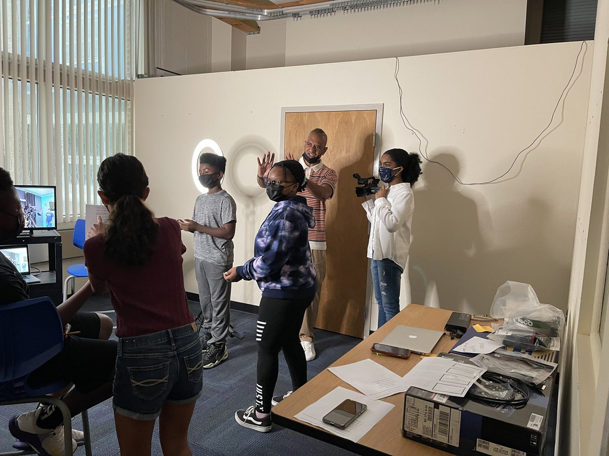 LMooreFMS_FTPS's tweet image. The FMS Art Integration Summer Program is in the production phase of their promo video. Students took turns being Director, Camera Operator, Interviewer, and Talent. Looking forward to the final product! @MrPaspects_FTPS @HurdVPFMS_FTPS @SGS_FTPSchools @KellyVPFMS_FTPS