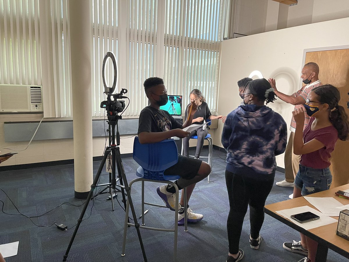 LMooreFMS_FTPS's tweet image. The FMS Art Integration Summer Program is in the production phase of their promo video. Students took turns being Director, Camera Operator, Interviewer, and Talent. Looking forward to the final product! @MrPaspects_FTPS @HurdVPFMS_FTPS @SGS_FTPSchools @KellyVPFMS_FTPS