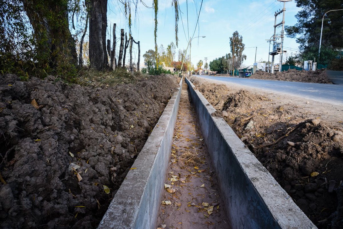 MuniGuaymallen's tweet photo. Así se reconstruye el canal de calle Silvano Rodríguez, desde las vías del Ferrocarril General San Martín a Bandera de Los Andes, en Kilómetro 8. La canalización está enmarcada en el proyecto hídrico histórico que encara el municipio junto @IrrigacionMza. 
https://t.co/IvFqJx0iU6 https://t.co/P3iDdDvtLs