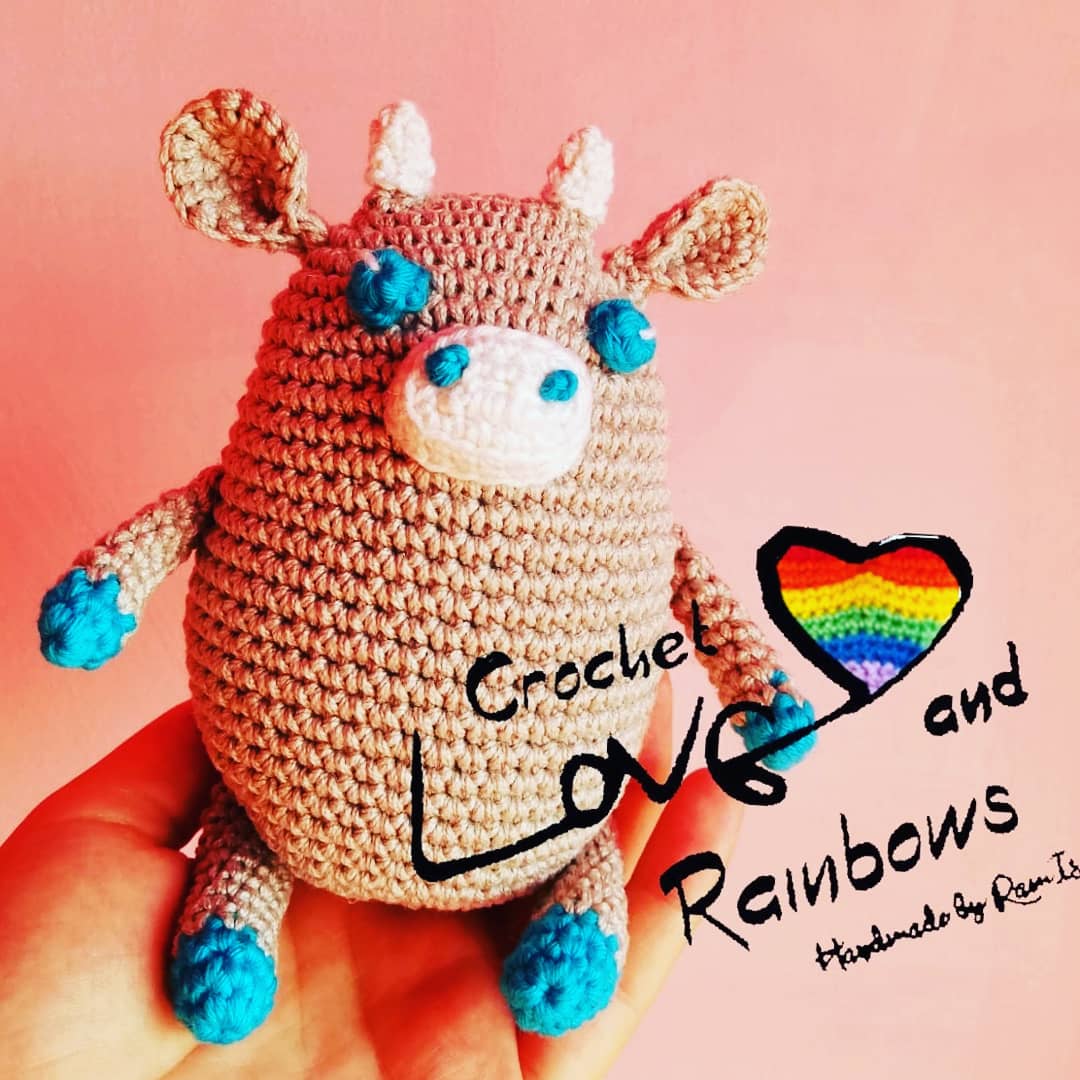HandmadebyRamIs's tweet photo. #crochetloveandrainbows
🌻 Little cow, handmade by RamIs
© Pattern to : @lucy_rose_toys
🌈 #amigurumi #amigurumilove #crochettoys #stuffedanimals #handmadetoys #hookandyarn #crochetanimal #crochetforyourmind
#crochetterapia #crochetdesign #handmadewithlove #mamacrocketts https://t.co/dXnrVLHpem