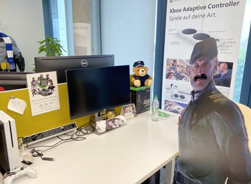 GMaxee's tweet photo. ❗️ JOB ALERT ❗️Aktuell sitzt hier noch ein Pappaufsteller, aber bald könntest das DU sein! 
Wir suchen eine/n Social Media Manager*in für Xbox DACH. Ihr könnt natürlich auch Remote arbeiten &amp; müsst nicht direkt aus München kommen. 
👉https://t.co/G2TgyEdQYH https://t.co/O0VsPIgMtI