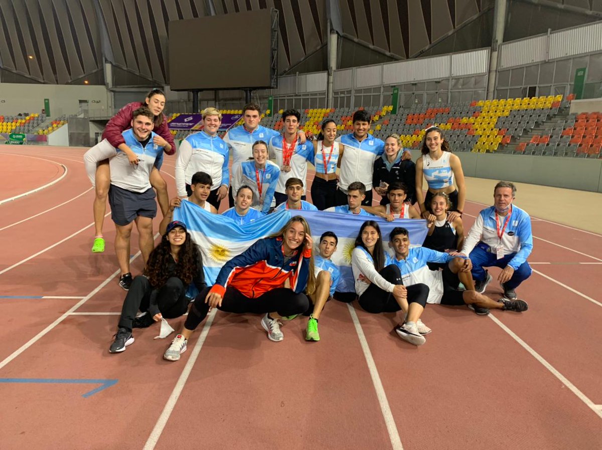 DeportesAR's tweet photo. #Atletismo Una nueva camada de atletas dejó su huella en Perú 🇦🇷

Argentina ganó 23 medallas, ocho doradas, siete plateadas y ocho de bronce, en el Sudamericano U-20 de Lima para finalizar en el tercer lugar entre 24 participantes. 

Más info en: https://t.co/e5IqyVpCrF https://t.co/iNZR8NzW2z