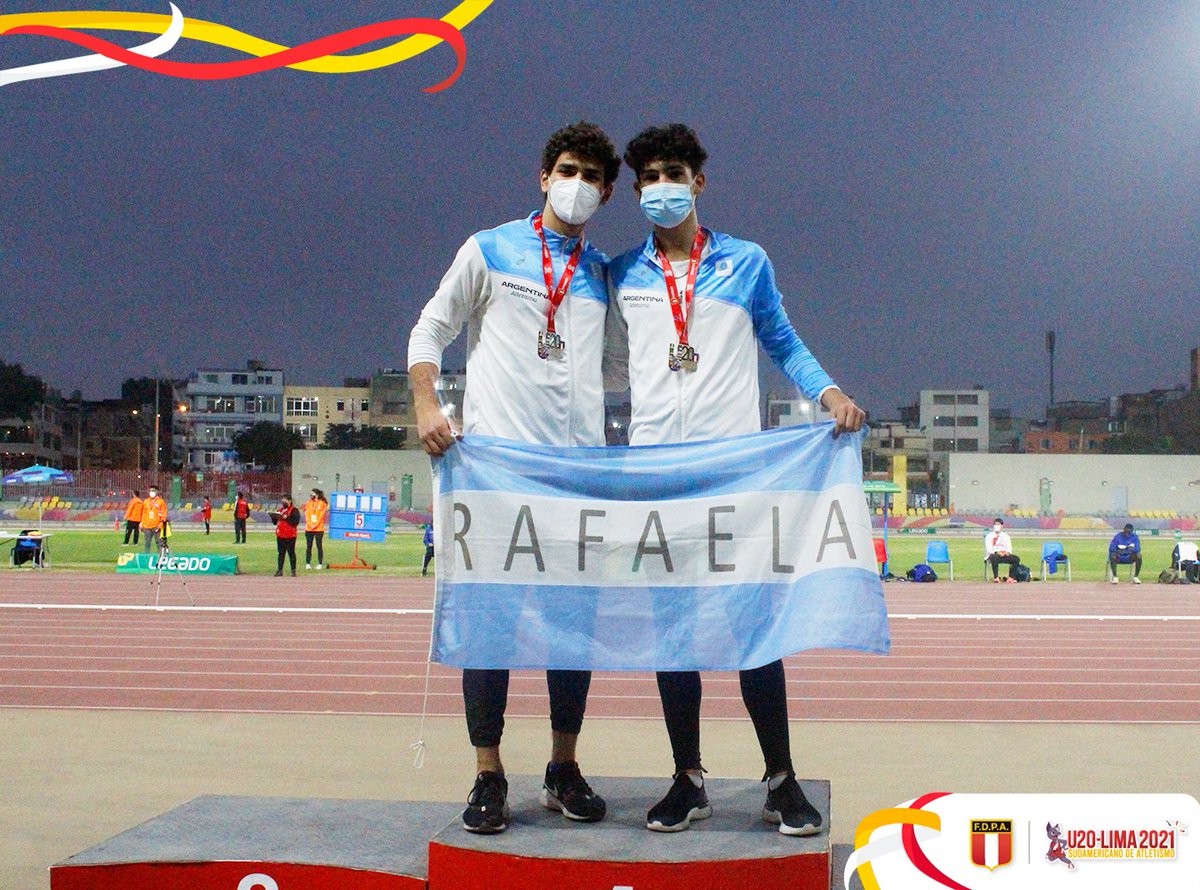 DeportesAR's tweet photo. #Atletismo Una nueva camada de atletas dejó su huella en Perú 🇦🇷

Argentina ganó 23 medallas, ocho doradas, siete plateadas y ocho de bronce, en el Sudamericano U-20 de Lima para finalizar en el tercer lugar entre 24 participantes. 

Más info en: https://t.co/e5IqyVpCrF https://t.co/iNZR8NzW2z