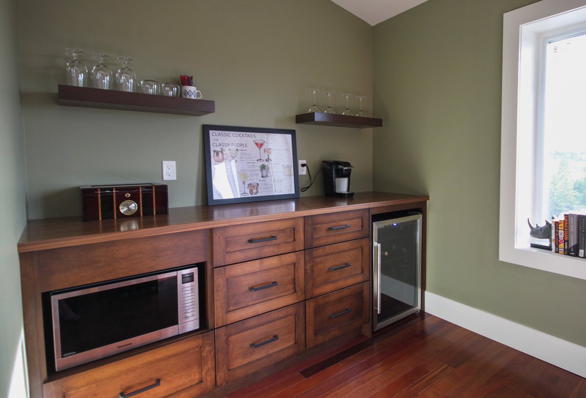 A little kitchenette area can deliver so many possibilities. This one is READY to mix cocktails! What’s your go-to drink this summer? 🍹🍻