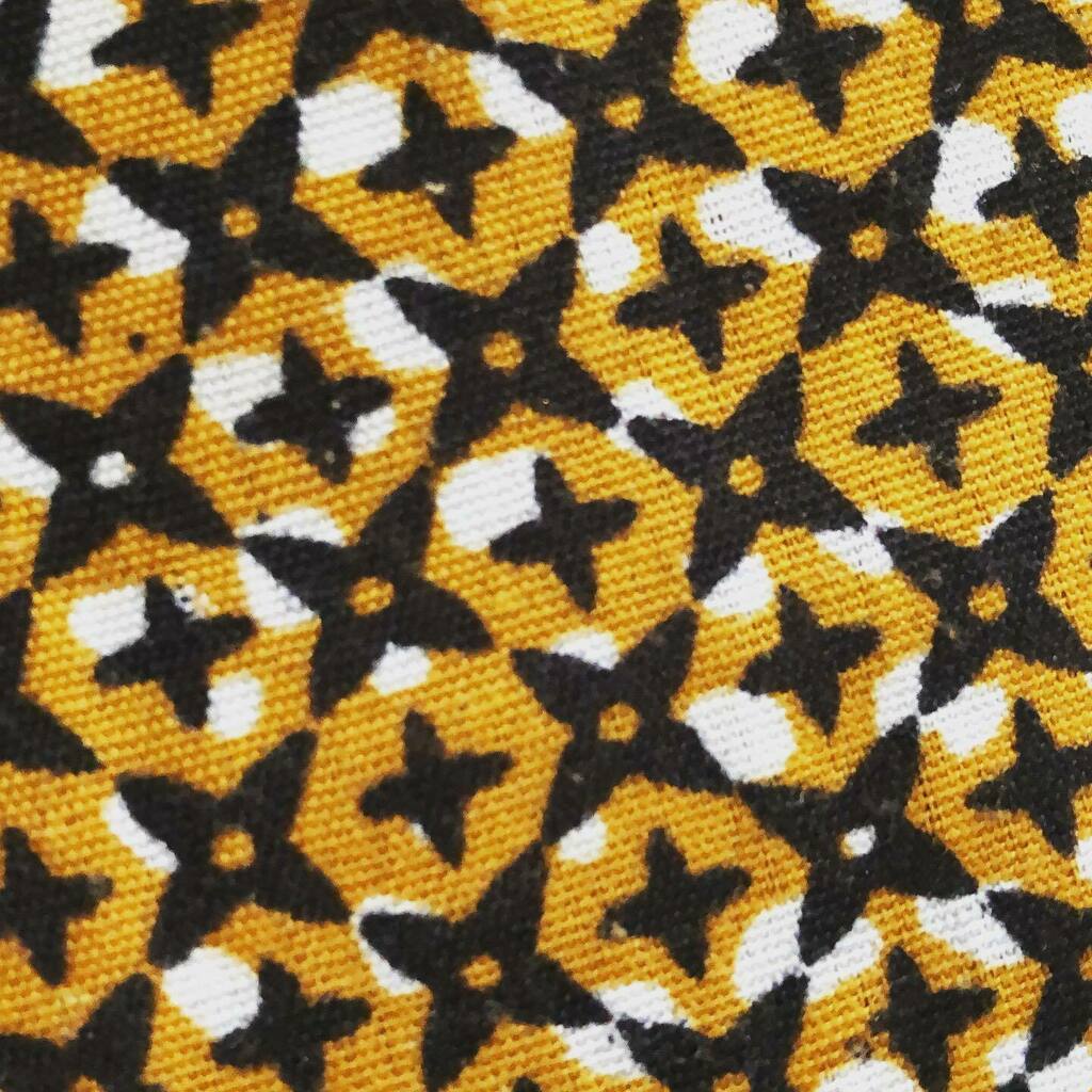 Citenge cloth detail #zambianfashion #africantextile #africanfashion instagr.am/p/CRRl8VarOa1/