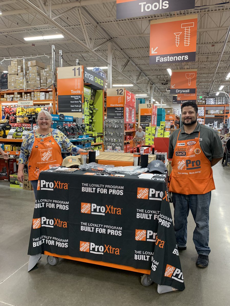 Gus and Rhonda engaging our pro’s today in hardware. Great Job! <a href="/jordanolsen0288/">Jordan Olsen</a> @BobPold @MarkStanley_THD #mightymankato