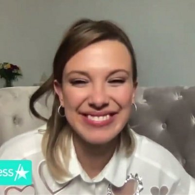 euphqri9's tweet photo. quiero llorar ella es literalmente un solcito, es una persona tan buena y amable que le pasan cosas tan malas y aún así sigue sonriendo, por dios millie bobby brown sos lo mejor que me pasó ojalá sigas sonriendo así toda la vida<\3 https://t.co/z6lW6orsb6