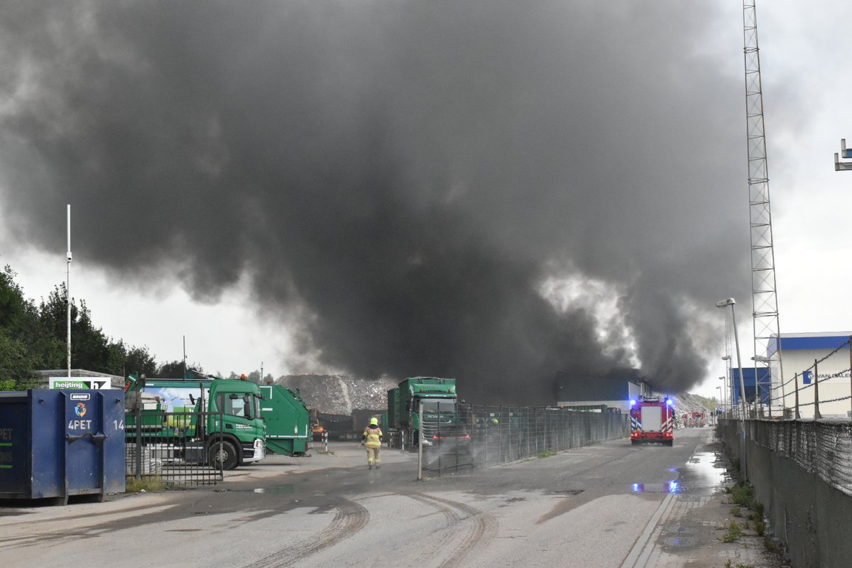 Blussen grote brand bij afvalverwerker gaat nog uren duren