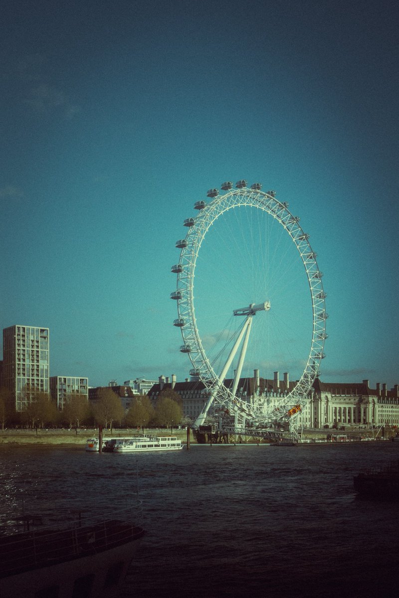 tr8ns_view's tweet photo. A trip down the River Thames #streetclassics #streetphotography https://t.co/hAJEbBI6mV