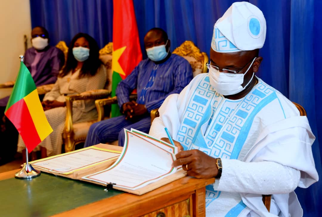 BurkinaMae's tweet photo. Le ministre #AlphaBarry, a procédé ce lundi 12 juillet 2021, avec le ministre béninois de l’Energie, Dona Jean-Claude #Houssou, à la signature de l’accord de siège de l’Alliance pour le #biodigesteur en Afrique de l’Ouest et du Centre. https://t.co/6csULVa4zR https://t.co/4O9QghaDQ8