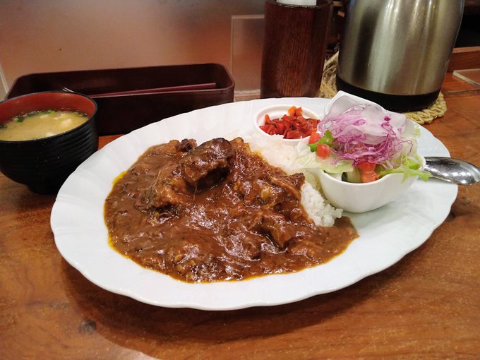 深夜に洋食屋のカレーライスを貼る。 