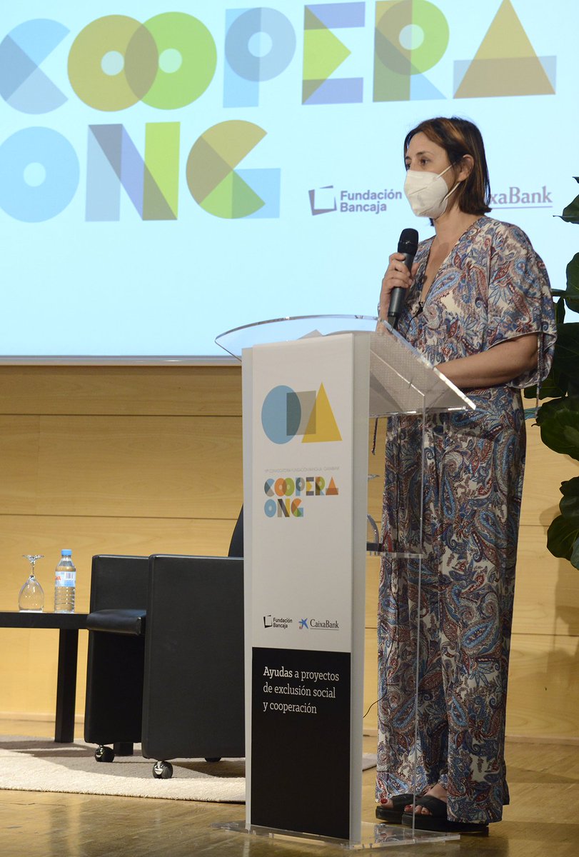 GVAcooperacio's tweet photo. 🏆@RosaPerezGarijo participa al lliurament d'ajudes #CooperaONG de @FundacionBcja, on ha destacat la importància de la implantació de la cultura de la responsabilitat social.
🎙️'Sense el treball de les associacions, no seria possible arribar a tantes persones'. https://t.co/roiveWpzaW