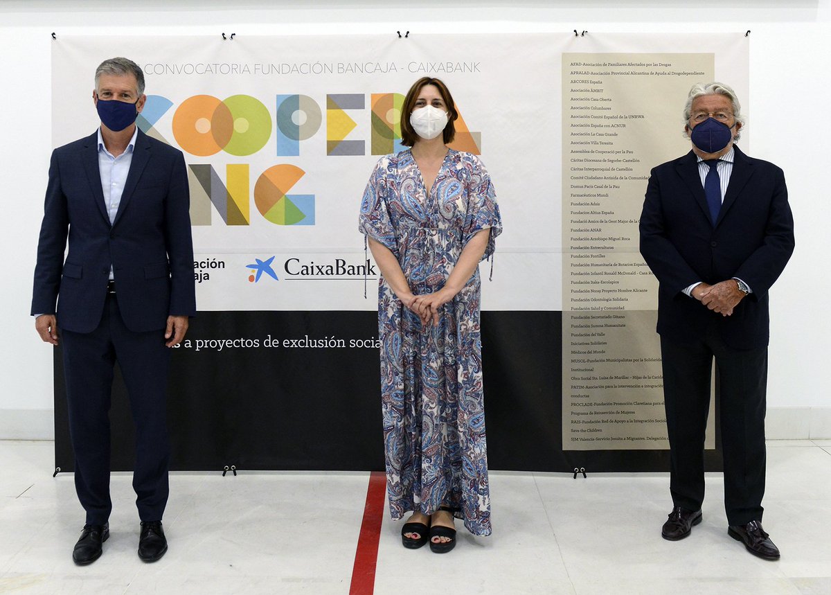 GVAcooperacio's tweet photo. 🏆@RosaPerezGarijo participa al lliurament d'ajudes #CooperaONG de @FundacionBcja, on ha destacat la importància de la implantació de la cultura de la responsabilitat social.
🎙️'Sense el treball de les associacions, no seria possible arribar a tantes persones'. https://t.co/roiveWpzaW