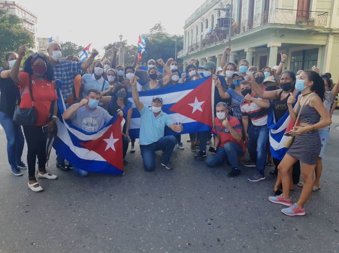 capote_rene's tweet photo. Denuncio la burda manipulación hecha por la CNN al utilizar una foto de compañeros del @MEP_CUBA q defendimos en las calles nuestra #RevolucionCubana. El q ponen de espalda soy YO militante y revolucionario de #PatriaOMuerte #AquiNoSeRindeNadie @MEP_CUBA https://t.co/Cz9XXkZiI5