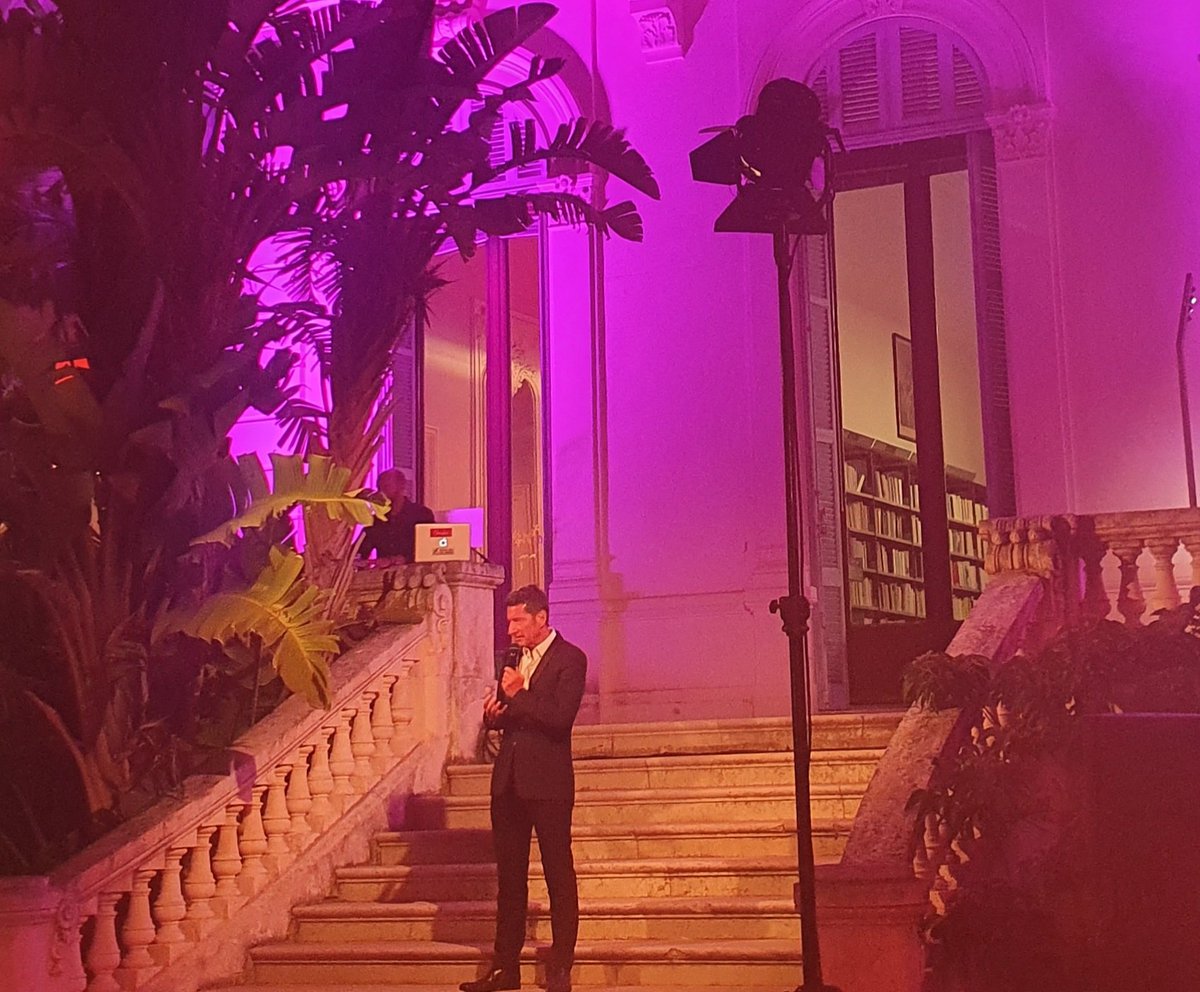 jchribuisson's tweet photo. Discours inspiré et décomplexé ("oui je suis un maire de droite") de @davidlisnard sur les marches de la villa Rothschild à Cannes pour le #FestivalDeCannes2021 : "La presse a 2 vertus : faire preuve d'esprit critique et transmettre. En toute liberté. Cultivons la liberté !" https://t.co/55PGdaONDl