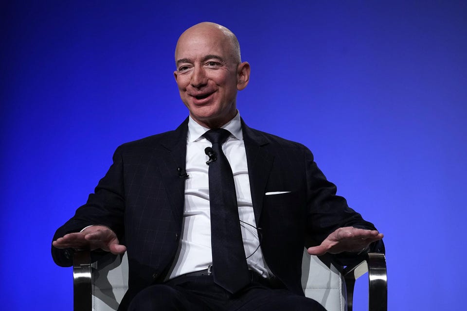 Jeff Bezos se convirtió en el hombre más rico de todos los tiempos, al mismo tiempo que evitaba pagar su parte justa en impuestos. Ahora que ya no es el director ejecutivo, tiene mucho tiempo para pagar lo que debe, al igual que las mujeres trabajadoras de todo el mundo. Es hora de que el Congreso apruebe un impuesto sobre el patrimonio. https://t.co/LwAwvQwjj1