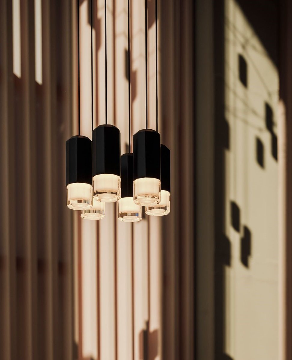 Wow_Lighting's tweet image. The @VibiaLight Wireflow's craftsmanship in black electrical cable lends it a contemporary sensibility while harkening back to the look of a vintage chandelier.⁠

💡 Arikl Levy Design 

bit.ly/36vFYWQ

#wowlighting #vibia #vibiamiles
