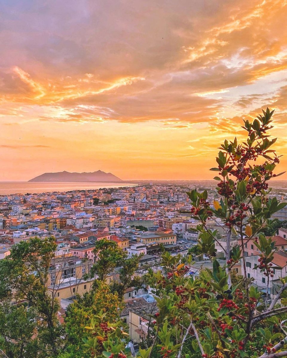 Momenti da sogno a Terracina, nell'agro pontino, a sud del promontorio del Circeo❤
.
Foto: @maricci5

.
#grantouritalia #terracina #lazio #italia #europa #turismo #viaggi #viaggiare #travel #traveling #italy #instatravel #travelgram