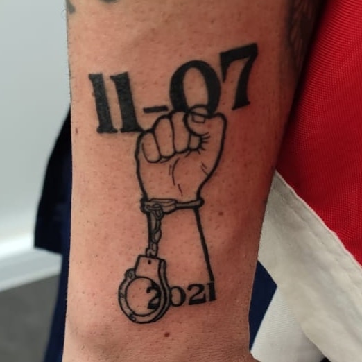 lesteroficial's tweet photo. Esta fecha se queda grabada en mi piel, el día en que los cubanos perdimos el miedo y dejamos de ser prisioneros, fuerza a todos los que en este momento están dando su vida para conseguir nuestra ¡LIBERTAD! Ojala estuviera ahí ahora mismo 😩😩😩 #SosCuba #cuba https://t.co/l9VaH6r870