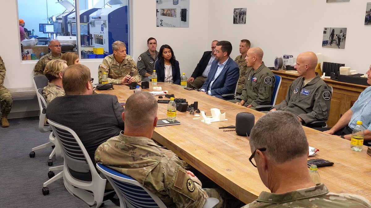 I would like to extend a huge thank you to all who joined GEN Hokanson in our multi-branch #DoD focused tour of @Essentium! It was so inspiring to see this incredible group of people working together for #TeamUSA
@ChiefNGB @DIU_x @airforcerso @arcwerx @MGTracyNorris @TXMilitary