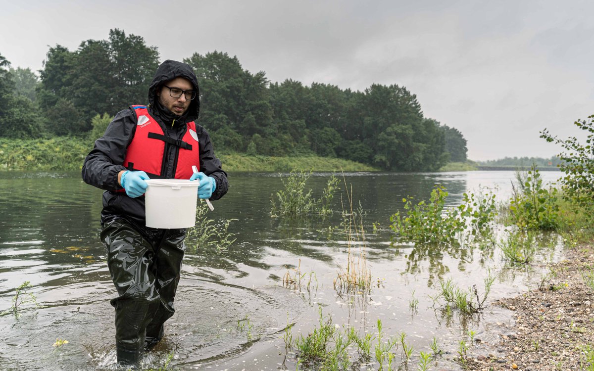 TillMacher's tweet image. Despite some rain we had a successful sampling day at the #Lippe today with @SchuetzRobin and @KamilHupalo! Also, first time using @SmithRoot eDNA filters to filter a total of 45 liters in just a couple of hours! Excited to extract eRNA &amp;amp; eDNA in the coming days! 🧬🐟🦌🦞🪱