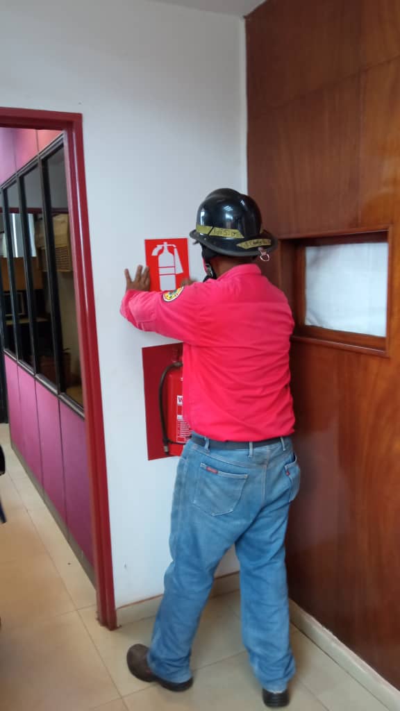 Ferrominera_CVG's tweet photo. La Clase Trabajadora de Control de Emergencias de la Gerencia de Seguridad Industrial, Salud Ocupacional y Ambiente (SISOA) realizó: 
✔Colocación de señalización de Inspección de extintores 
✔️Detección de condición peligrosa la Gerencia de Muelles y Transporte Fluvial. https://t.co/cTvEpIvAv9