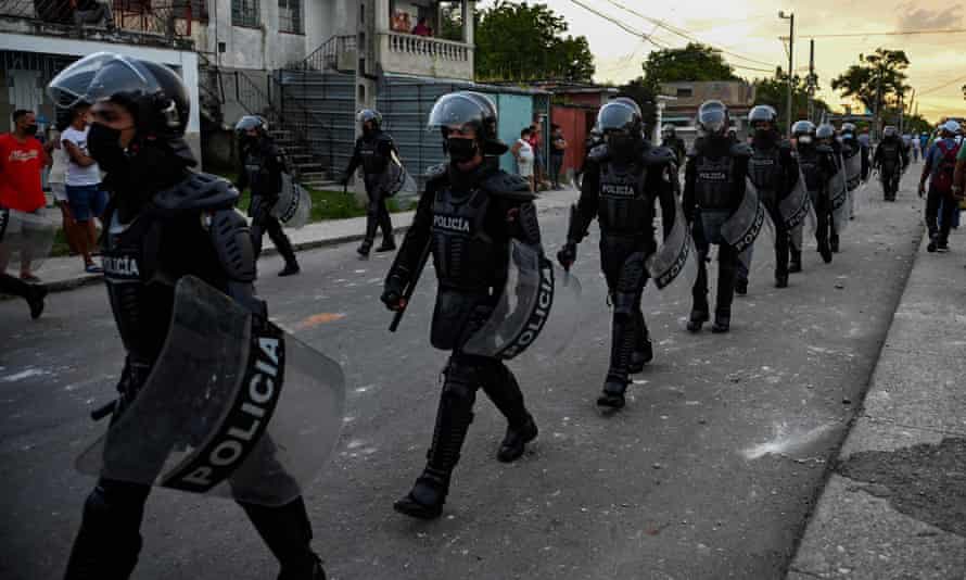 FernandoAmandi's tweet photo. PEOPLE OF CONSCIENCE: All Democratic countries must break relations with the genocidal Cuban regime brutally repressing unarmed Cuban protestors crying out for Freedom after 62 years of communist tyranny. Hundreds maimed, killed, arrested &amp; disappeared by Castro’s thugs #SOSCuba https://t.co/X9SDGNihxk