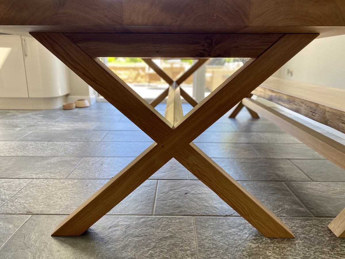 fishandfather's tweet photo. Our most recent project. A large dining table with matching bench.
This thick Oak is absolutely stunning and that Waney edge finish π
.
.
#fishandfather #madeinsheffield #sheffieldissuper #yorkshire #woodworking #oak #waneyedge #kitchen #diningroom #diningtable #etsy #etsysheff https://t.co/F6CiMRbx9D