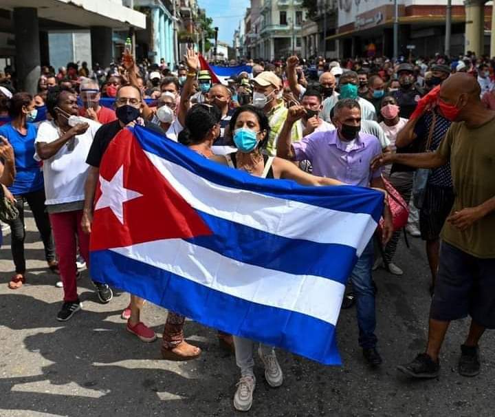 javierlanari's tweet image. Estas fotos parecieran increíbles. Pero está pasando en las calles de La Habana. La gente tarde o temprano reacciona. Las dictaduras y los totalitarismos caen #CubaLibre