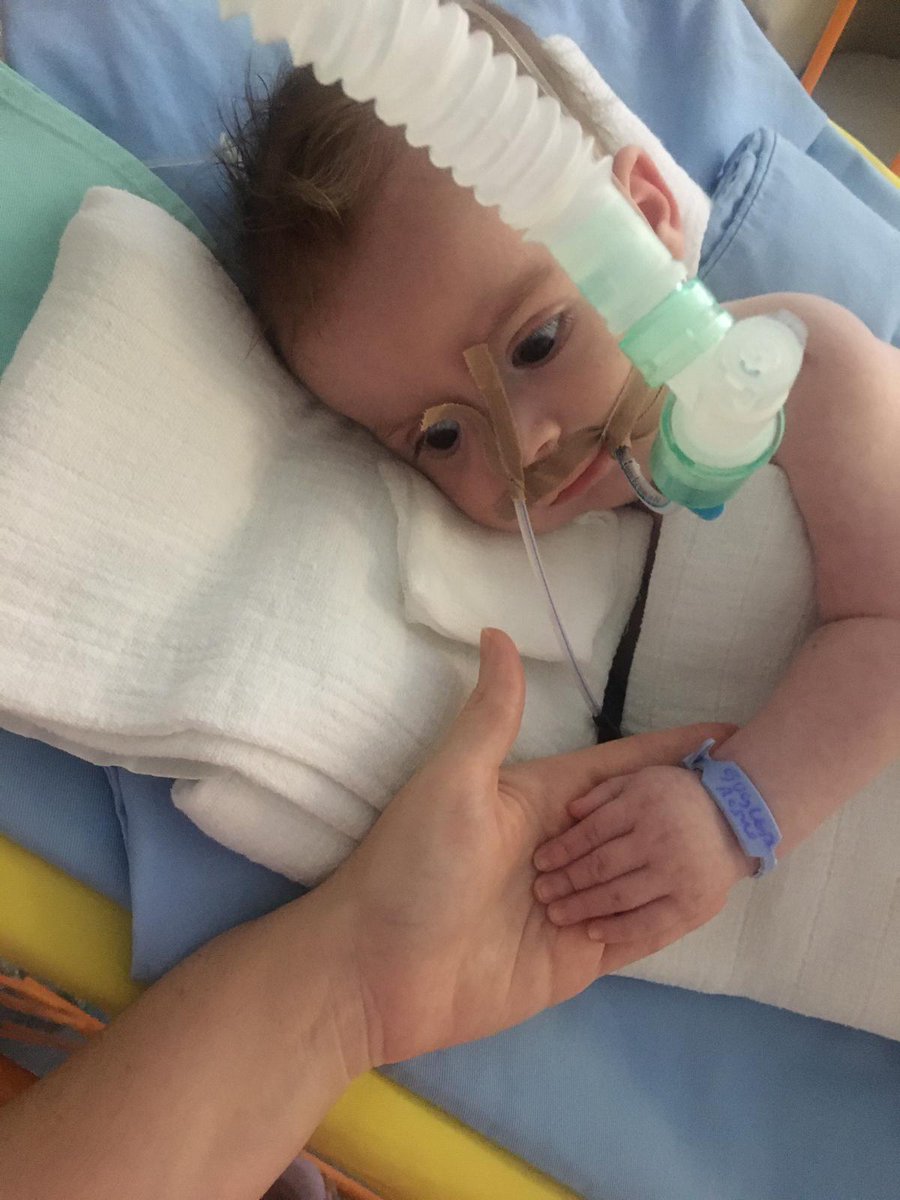 Našem Bošku je od juče ponovo loše i ponovo je na respiratoru. Osim što mu je preko potreban lek da bi konačno bio dobro, mamina ruka i njen dodir su mu još potrebniji. 
On sada ne može da diše samostalno niti da guta, a kako bolest napreduje, on postaje sve slabiji.