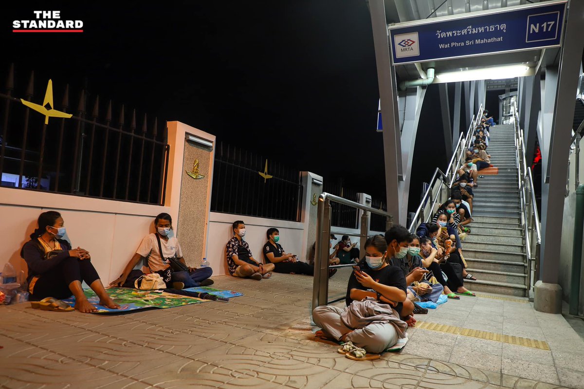 This what happens when hospitals don’t conduct COVID19tests anymore & there are no at-home-test kits 

People sleeping overnight on the street waiting for a queue ticket at one of the free testing sites in bkk

A nurse has died and another medical worker is in critical condition