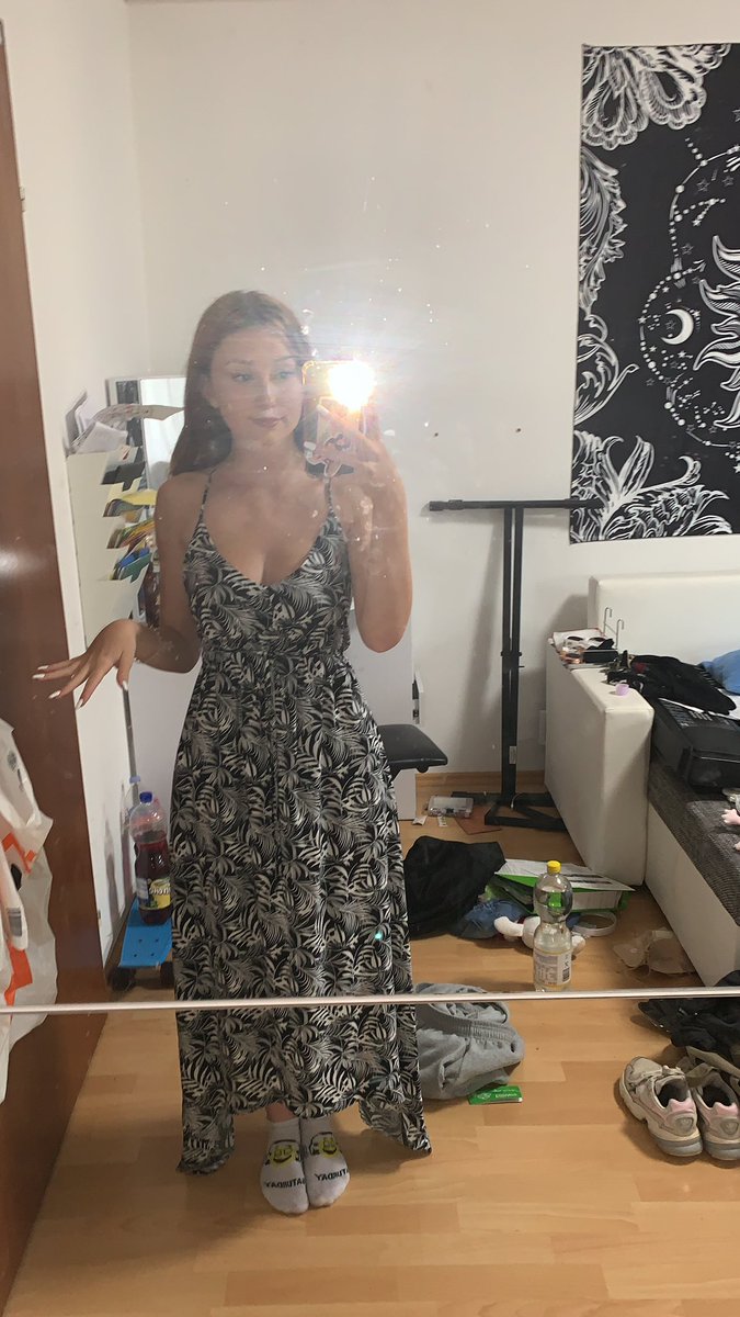 weirdocalledani's tweet photo. Hab heute einfach EIN LANGES KLEID gekauft..don’t mind my room but how does it look? https://t.co/Q82cgRxxtO