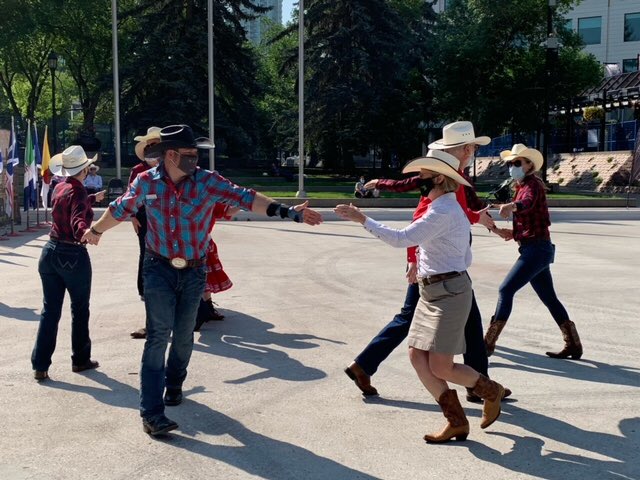 CS_DTA's tweet photo. As we all know #stampede2021 looks a-little different this year, but it didn’t stop some guests &amp; our volunteers from having a boot slappin’ good time this morning at Fluor Rope Square! Come on down and shake the dust off your boots now until Sat starting at 830AM. #yyc #yahoo https://t.co/0bZD3rbbtU