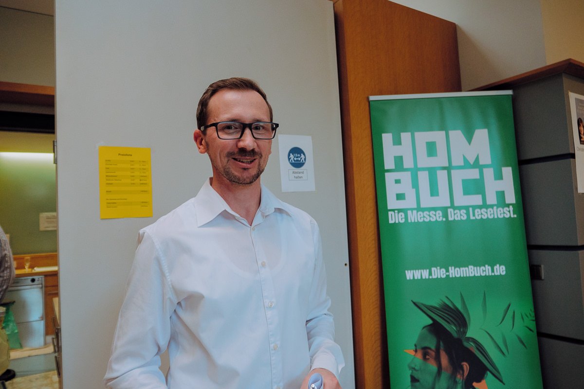 homburg1magazin's tweet photo. „Live!!“ lautet das Motto für die Lesungen, die im September beim nächsten HomBuch-Lesefest starten. „Großartige Autorinnen und Autoren konnten gewonnen werden“, so Veranstalter Uli Burger vielversprechend.
#hombuch #lesefest #homburg https://t.co/CN6FtNyg80